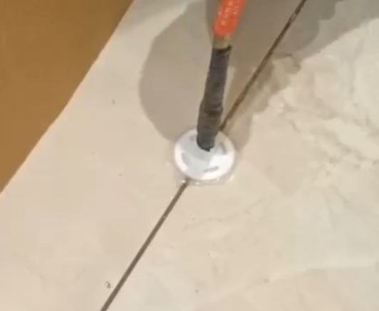 顺德瓷砖空鼓维修公司专业解答瓷砖在铺贴过程中，如果没有涂抹均匀到位的粘结材料（如水泥砂浆或瓷砖胶），可能会导致以下问题