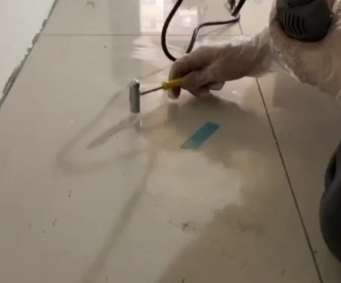 顺德瓷砖开裂维修公司专业分享瓷砖在铺贴前如果没有沥干水分，将会导致以下问题